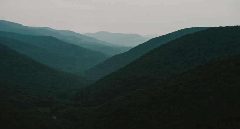 the blue ridge mountains appear blue and green at dusk